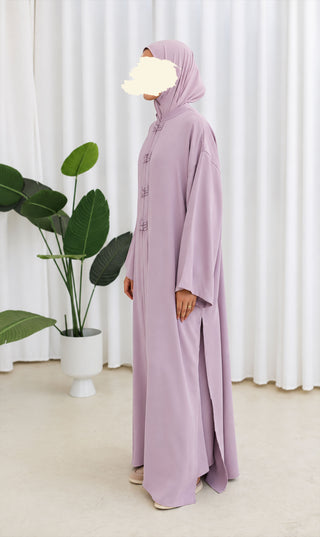 Lila co-ord set: lange kaftan met knooprij en driekwart mouwen, bijpassende hoofddoek.
