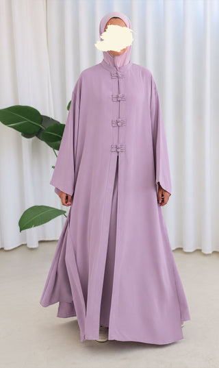 Lila co-ord set: lange kaftan met knoopdetail aan de voorkant en wijde rok.