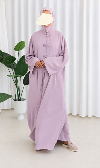 Lila co-ord set: lange kaftan met opstaande hals en knoopsluiting, bijpassende hoofddoek.
