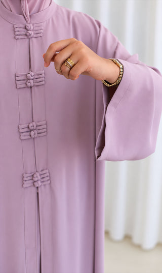 Nakaizu co-ord set in lila met knoopsluiting en plooidetail aan de voorkant.