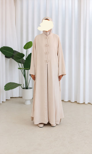 Nakaizu co-ord set in crème met knoopsluiting, lange mouwen en wijde pijpen.