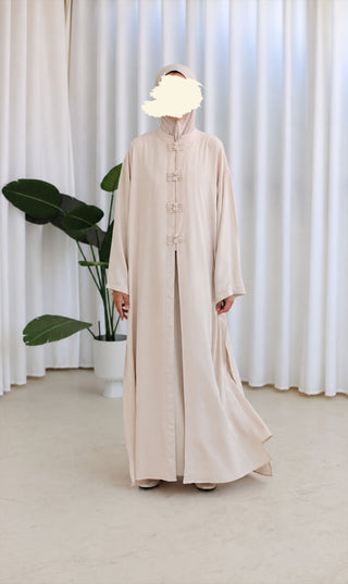 Nakaizu co-ord set, crèmekleurige lange jurk met knoopsluiting en wijde mouwen