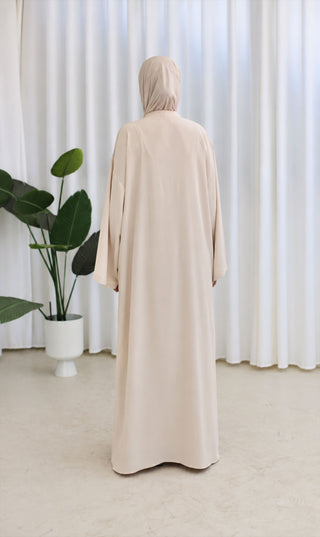 Nakaizu co-ord set, crèmekleurige lange jurk met opstaande kraag en volledige rug