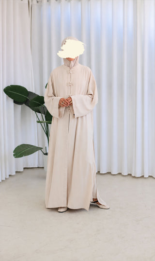 Nakaizu co-ord set, crèmekleurige lange jurk met verticale knooprij en losse pasvorm