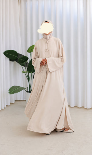 Nakaizu co-ord set, crèmekleurige lange jurk met knopen voor en brede, vallende zoom