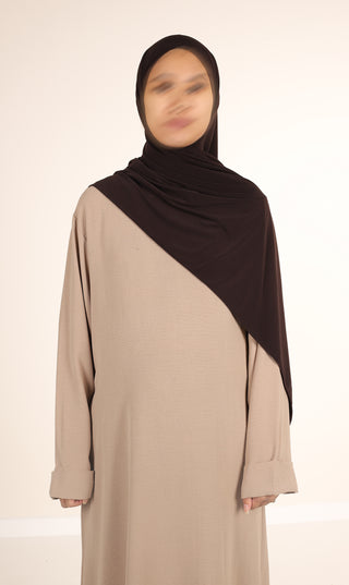 Jersey sjaal 80x200 cm, chocoladekleurig als hoofddoek over beige outfit