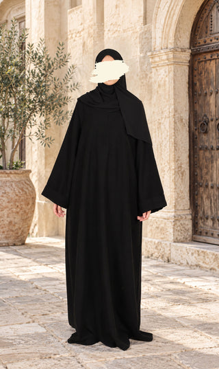 Lange zwarte abaya met draperende hals en wijde mouwen