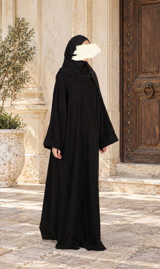 Zwarte lange abaya met los vallende kraag en wijde, draperende mouwen