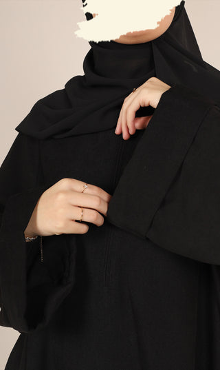 Zwarte abaya close-up: hoge kraag met drape en wijde mouwen