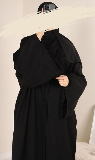 Zwarte open kimono met omgeslagen hals en brede, losvallende schouders