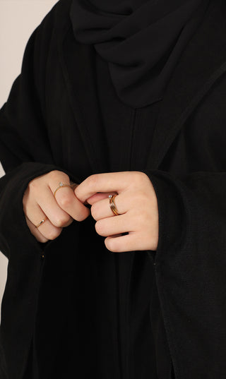 Zwarte open kimono, close-up van de stofsluiting bij de borst
