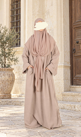 Taupekleurige abaya met striksluiting, wijde mouwen en bijpassende hoofddoek