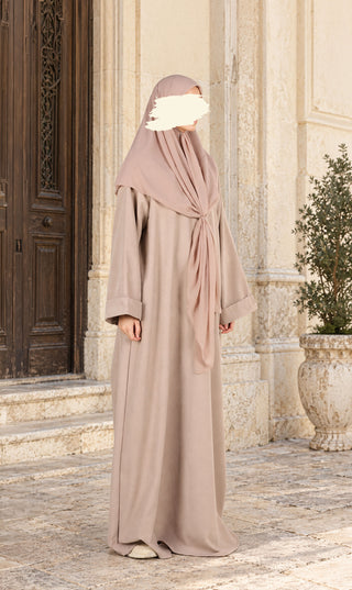Taupekleurige abaya met striksluiting, draperende hoofddoek en lange zoom