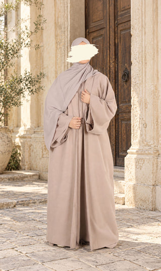 Open kimono ZAHRAA in smokey sand met draperende hals en wijde lange mouwen