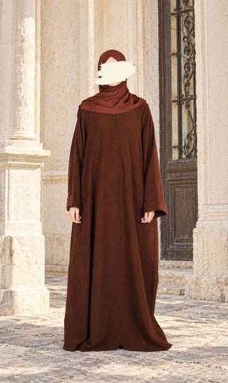 Chocoladebruine corduroy abaya tot de grond met wijde mouwen en sjaalkraag, vooraanzicht
