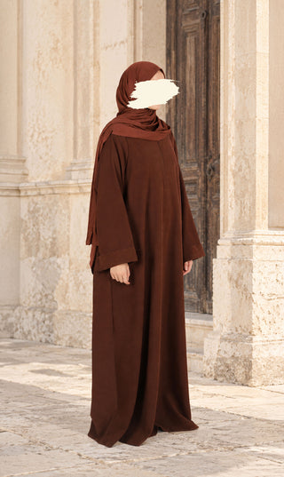 Chocoladebruine corduroy abaya tot de grond met wijde pijpen en sjaalkraag, zijaanzicht