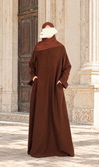 Chocoladebruine corduroy abaya tot de grond met sjaalkraag en wijde rok, achteraanzicht