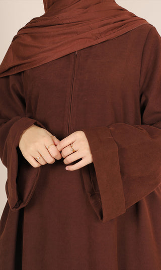Chocoladebruine corduroy abaya met lange mouwen en opstaande kraag, sluiting vooraan
