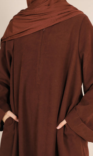 Chocoladebruine corduroy abaya met draperende hals en lange mouwen, achteraanzicht