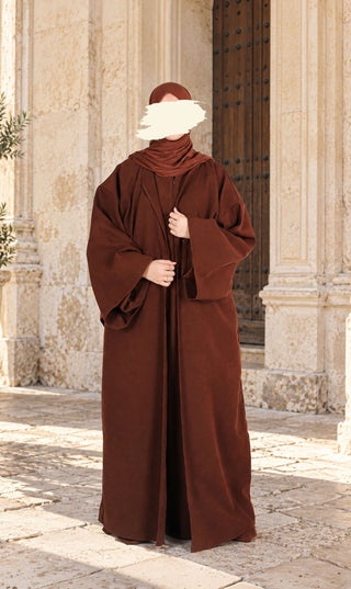 Open kimono ZAHRAA in donker chocoladebruin, lange mouwen, hoge kraag, losvallende voorkant