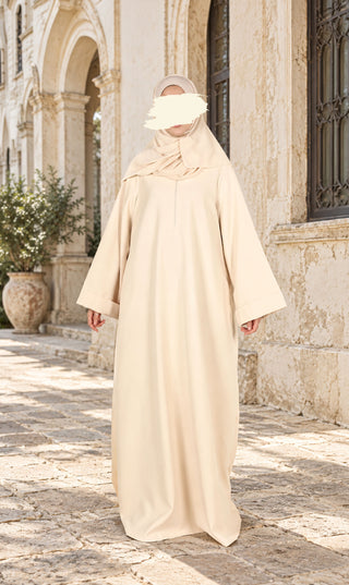Lange crèmekleurige abaya met drapering bij de hals en wijde mouwen