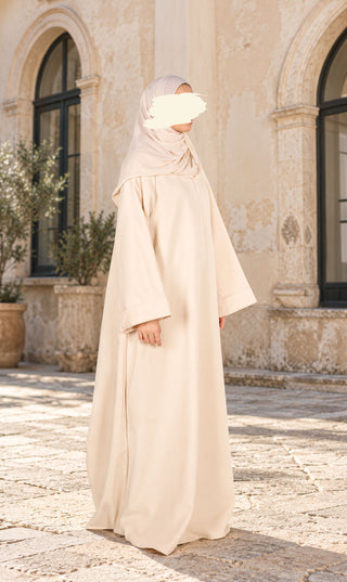 Lange crèmekleurige abaya met drapering aan de voorkant en losse wijde pasvorm