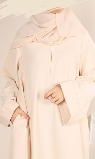 Crèmekleurige abaya met drapering bij de hals en lange mouwen met brede manchetten