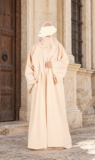 Crèmekleurige open kimono met lange mouwen, drapering en strikceintuur in taille