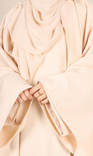 Close-up van crèmekleurige kimono: strikceintuur met handen en ringen