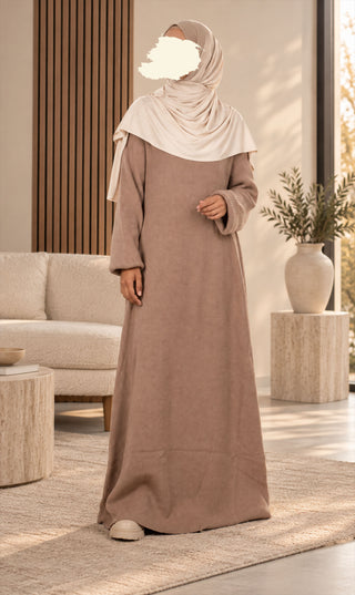 Gebreide lange jurk in taupe met draperende sjaalkraag en lange mouwen