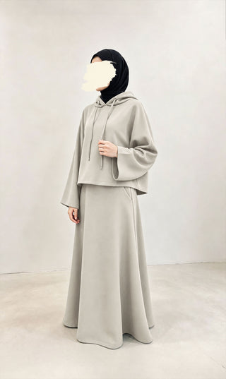 Set van top en lange rok in taupe, met capuchon en trekkoord.