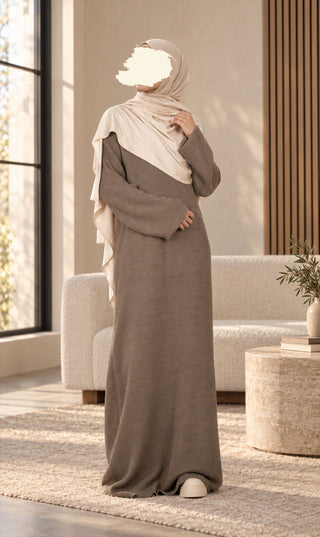 Gebreide lange jurk in taupe met draperende sjaalkraag, wijd vallend model