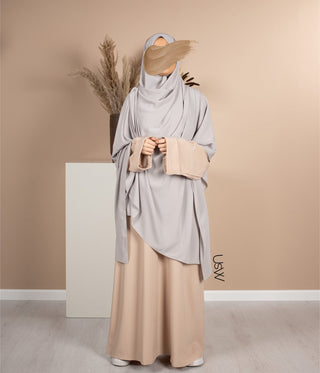 Lichtgrijze XXL hijab met draperie over de schouders en beige onderstuk