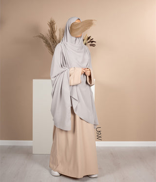 Lichtgrijze XXL hijab met lange afhangende strook en beige onderstuk