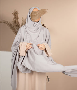 Lichtgrijze XXL hijab met geplooide drapeer en beige onderstuk aan de pols